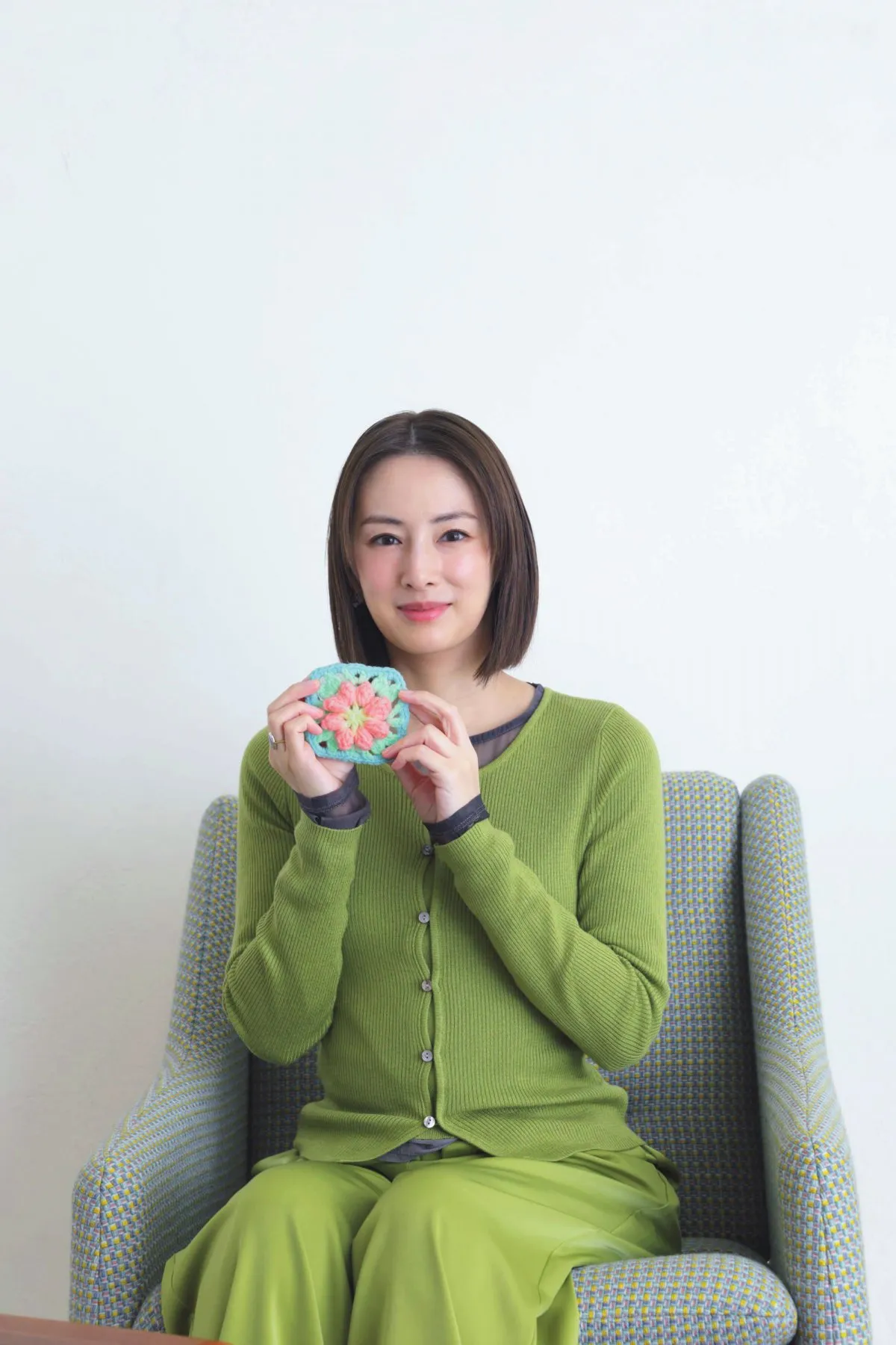 北川景子、手芸誌で「かぎ針編み」初挑戦　2時間半でシャーベットカラーのキュートな花モチーフを見事完成