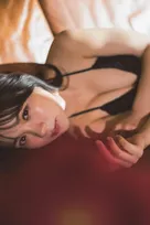 池本しおり、緑あふれる川辺でせつない表情　圧巻グラビアで魅了