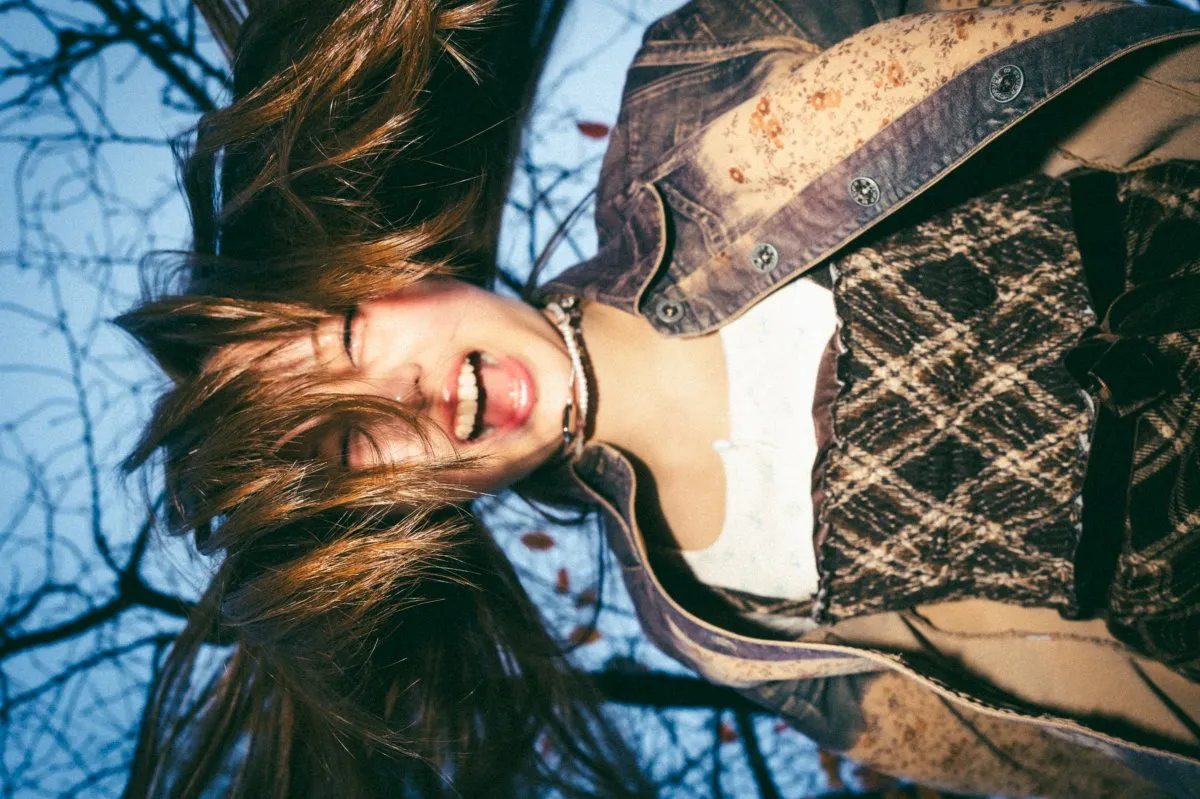 『No No Girls』出身ふみの、CDTVでデビュー曲をフルサイズ初披露　パープルのエレキギターにも注目集まる