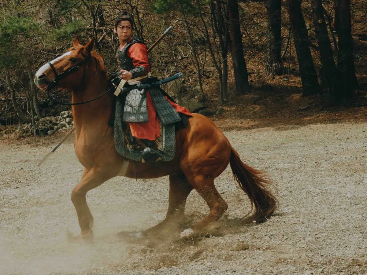 亀梨和也「心地よい責任感を背負えた」　『北方謙三 水滸伝』“最強の槍使い”林冲の新カット解禁