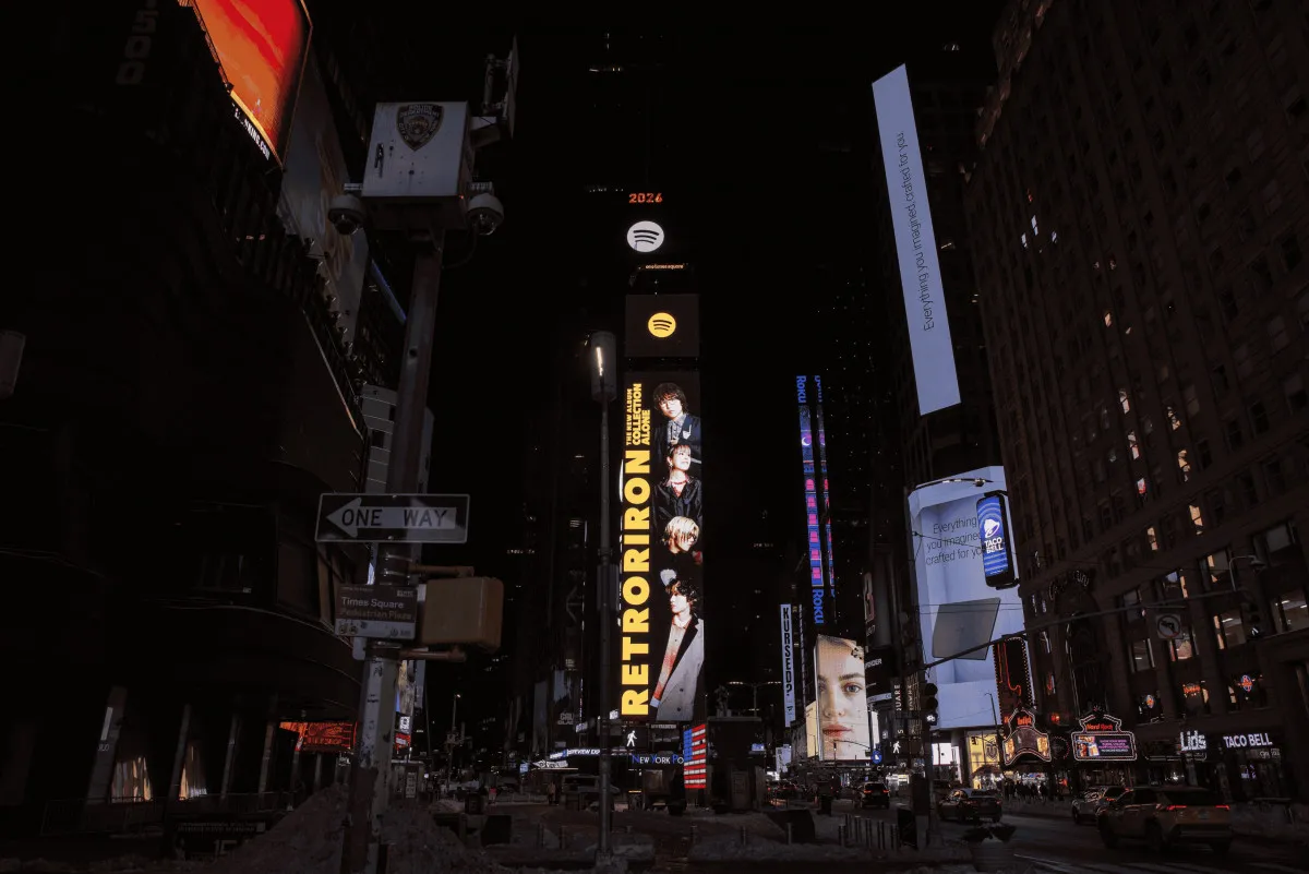 注目集める4人組バンド・レトロリロン、NYタイムズスクエアに巨大広告登場　米津玄師、King Gnuらに続く快挙