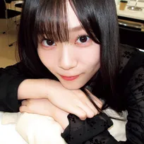 『櫻撮』櫻坂46山下瞳月、上目遣いの“彼女感”満載ショット公開