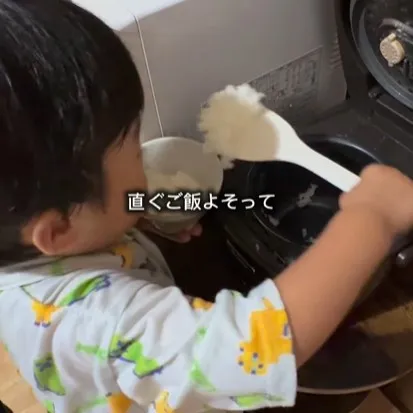 「こぼさないように食べてね、エライね」…“オカン化した息子”がパパの世話を焼く姿に「こんな2歳児見たことない」