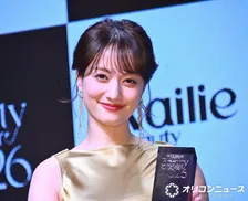 谷まりあ、“美ボディライン”くっきりタイトドレス姿で魅了　Beauty of the yearアイ部門選出に「目が特徴的なのかな」