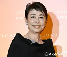 安藤優子、60代の“ネイビー”コーデ披露に反響「綺麗な色のストール！」「タイトなスカートの白がまたまた粋です」