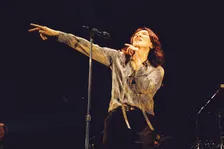 吉井和哉、約4年ぶりソロツアー完走　「血となり肉となった音楽」を響かせたファイナル公演【ライブレポート】