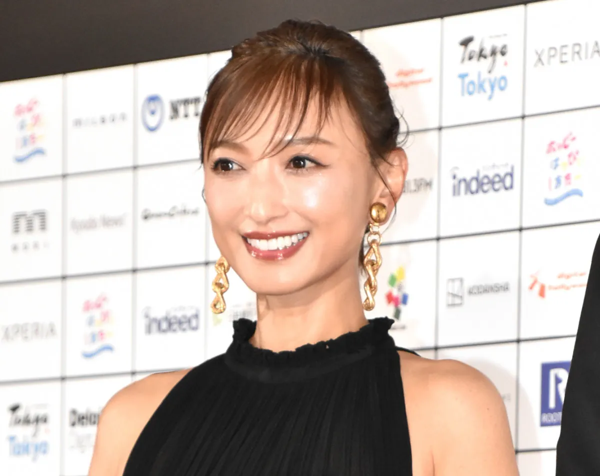 53歳・望月理恵、衝撃の“グラビア”「私のこんな撮影は珍しい」　オフショットに反響「反則過ぎる美しさ」「間違いなく袋とじだ～」