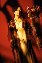 Saucy Dog・石原慎也とglambがコラボレーション　エレガントなロックスタイルを表現