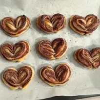 バレンタインデー・材料2つで簡単にできる「ミルフィーユハートチョコパイ」が話題「かわいい」「食べる音めっちゃいい」