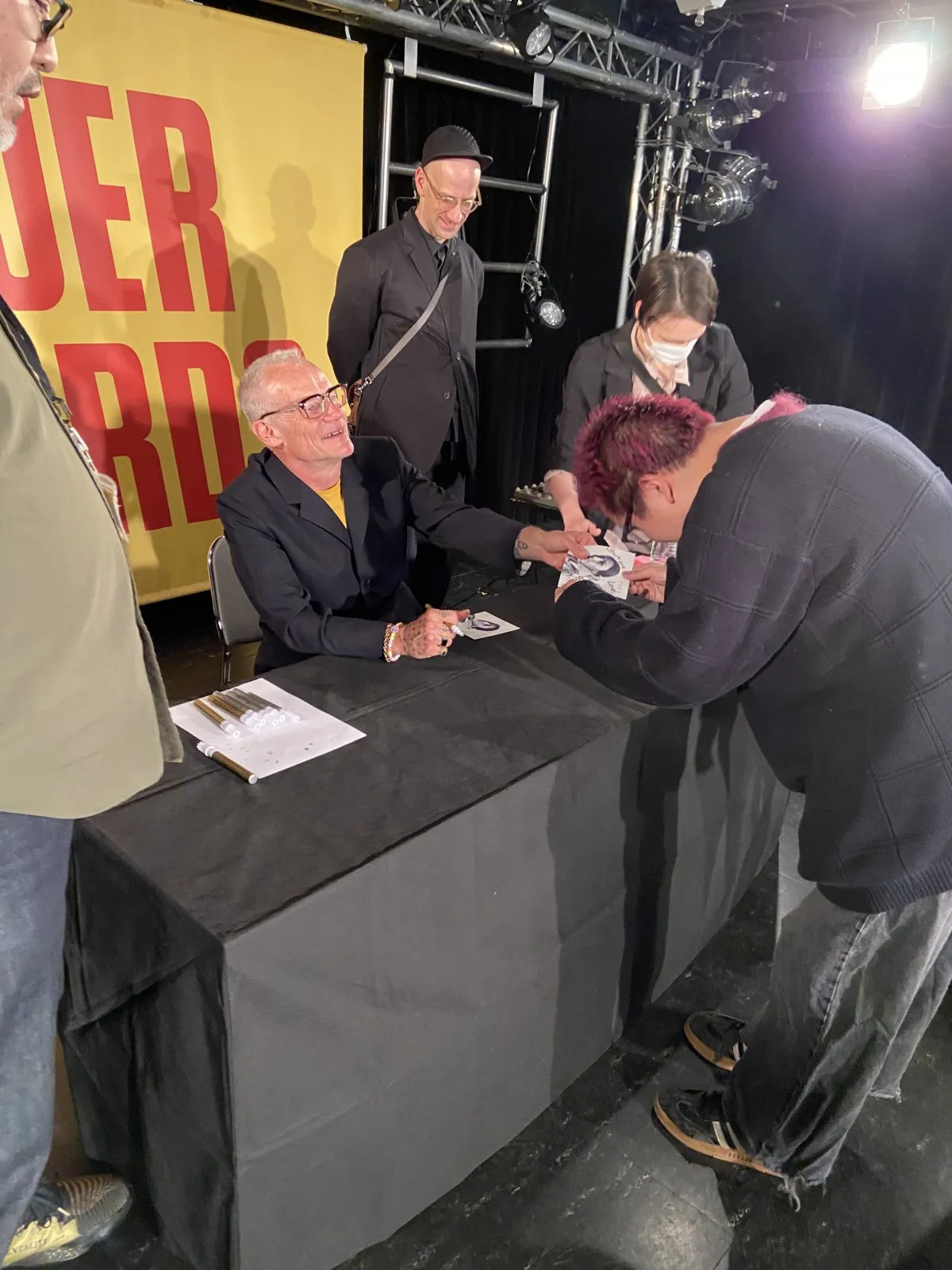 レッド・ホット・チリ・ペッパーズのフリーが渋谷に“降臨”　名入れサインと間近での交流に大号泣のファンも