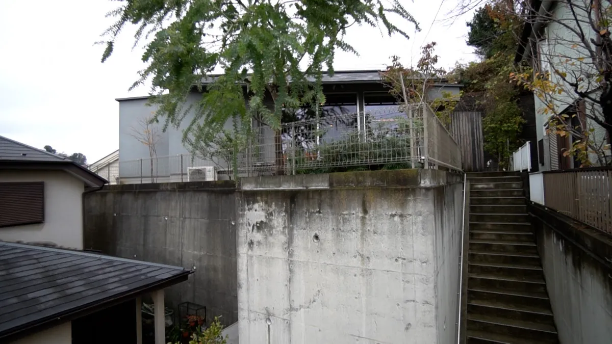 高台の変形地を生かした平屋　クローゼットに洗濯機で動線を意識　8日放送『となりのスゴイ家』