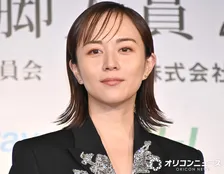 39歳・比嘉愛未、“ふっくらお腹”に手を当て…神々しい姿に反響「表情が素敵」　ドラマオフショット公開