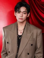 BTS・V、プライベート感あふれるオフショットを大量投稿　メンバーとの開脚風景やパク・ヒョンシクとの腕組ショットも