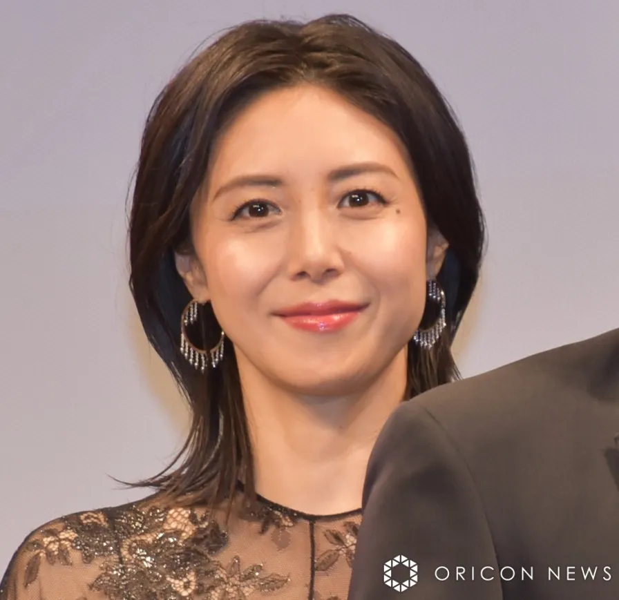 松嶋菜々子、“父親と腕を組んだ親子2ショット”「笑顔が素敵」「お顔が小さ〜い」　ドラマ『おコメの女』オフショットに反響