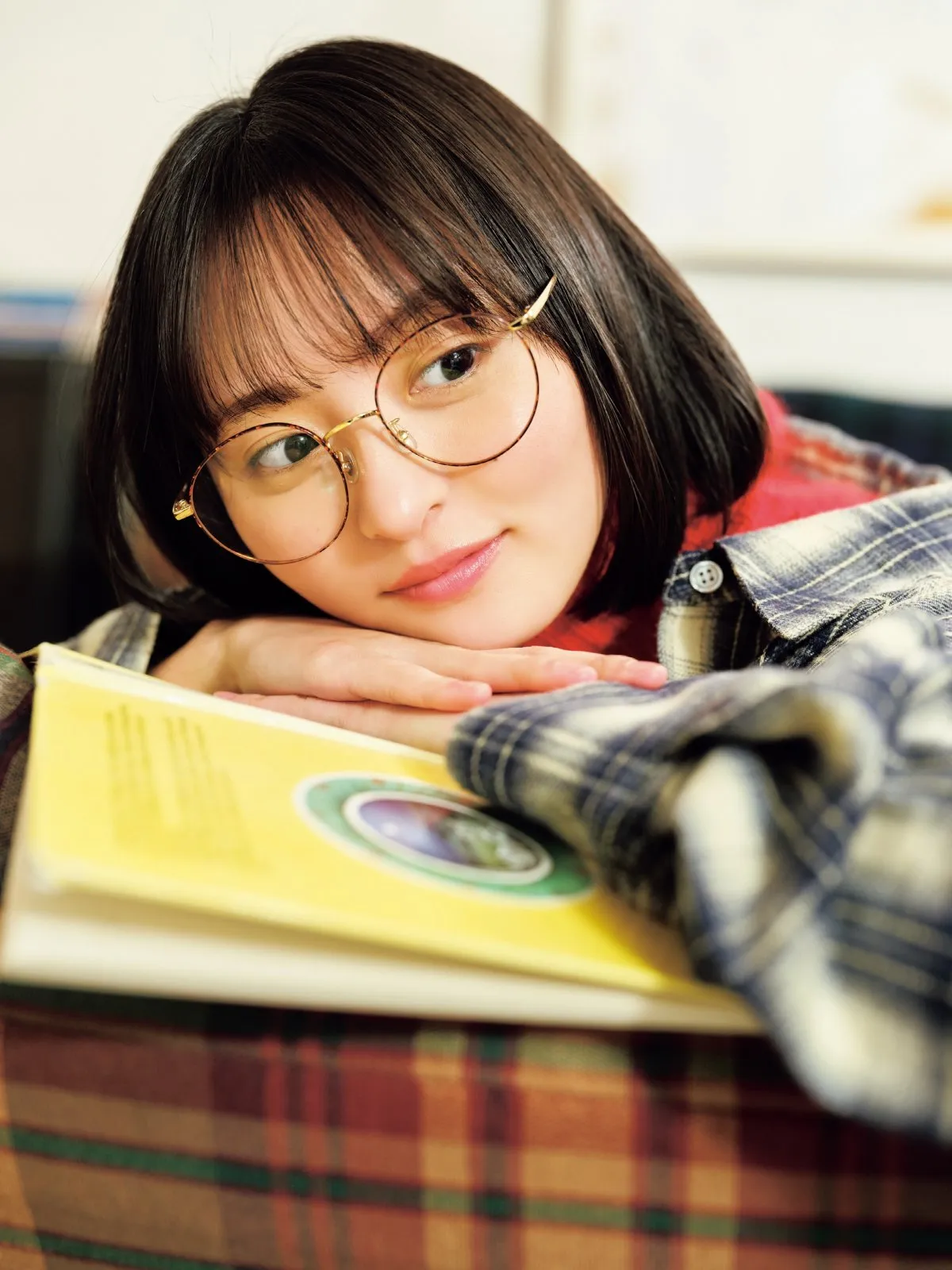 乃木坂46遠藤さくら、『サンデー』表紙＆巻頭でバレンタイングラフ　キュートな眼鏡姿も