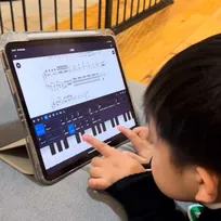 6歳の天才作曲家、風呂も忘れて楽譜を打ち込む姿に「曲の完成度に鳥肌が…」「これはダイヤの原石」
