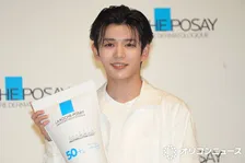 なにわ男子・長尾謙杜、全身白衣装で光り輝く“生艶肌”に自信「頑張ってケアしたかいが」