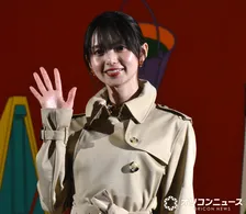 齋藤飛鳥、フランシス・ベーコンに合わせて“真っ赤”なリップに　作品から「色のインパクトや雰囲気を」