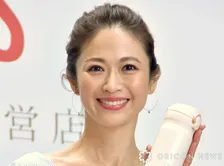 モデル・畑野ひろ子、結婚17周年迎えた夫と2ショットで記念日を報告「美男美女」「いつも仲良し」「理想の夫婦」　カウンター席に並んで座りピース