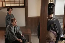 『ばけばけ』ヘブンの提案について話し合う　第93回場面カット