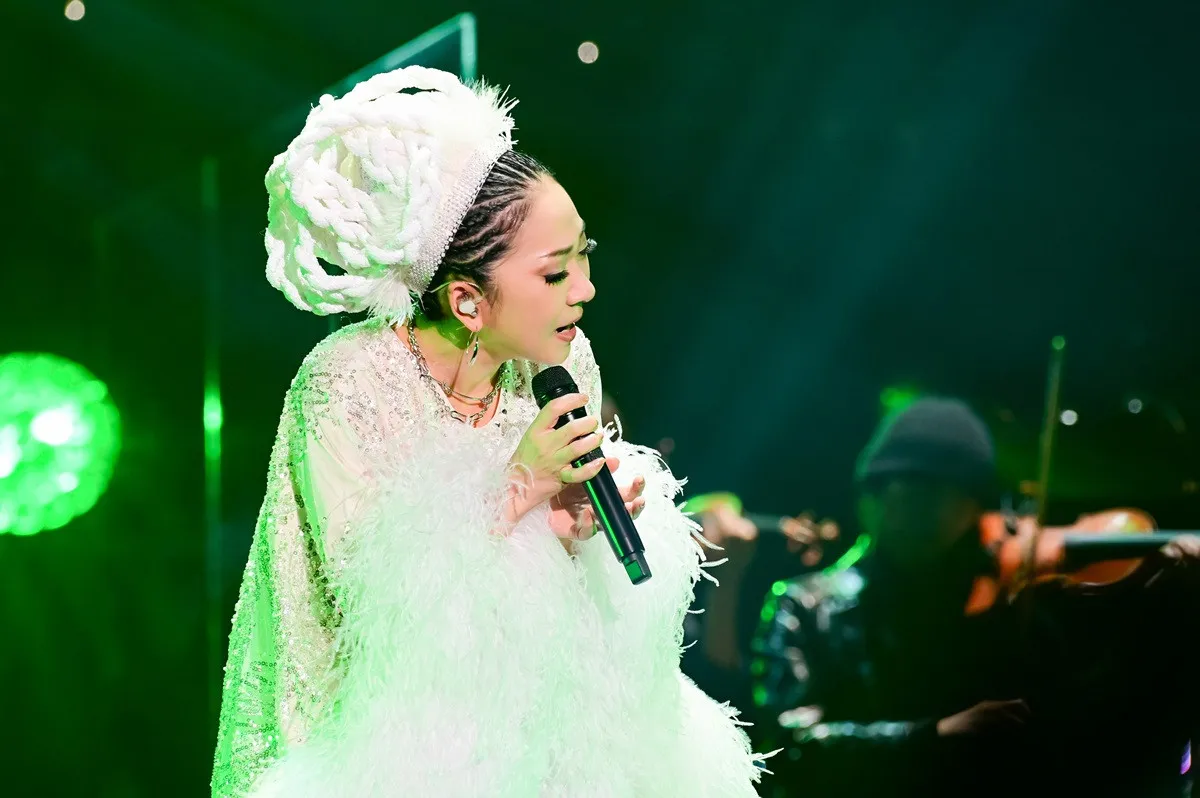 MISIA“仰向け転倒”アクシデントも止まらず歌唱　MCなしで25曲、圧巻の『星空のライヴXIII』東京公演【ライブレポート】