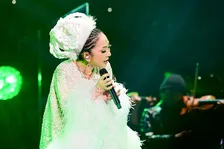 MISIA“仰向け転倒”アクシデントも止まらず歌唱　MCなしで25曲、圧巻の『星空のライヴXIII』東京公演【ライブレポート】