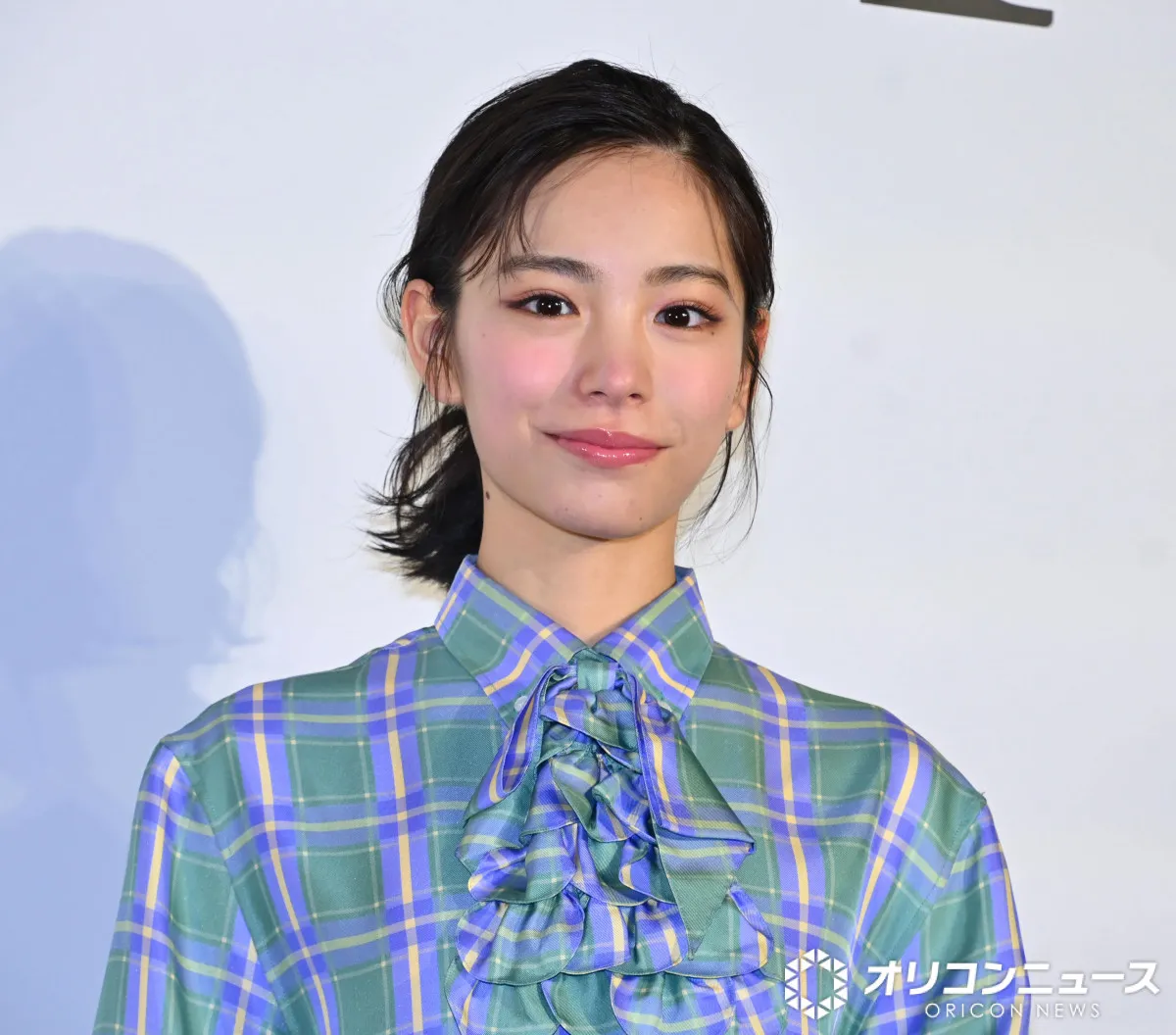 當真あみ、リボンいっぱいコーディネートに笑顔　ディオールイベント来場