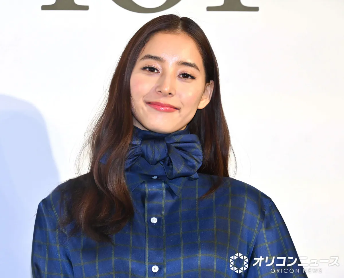 新木優子、全身ディオールファッションでスラリ美脚披露　バレンタインの思い出は「手作りで差し入れ」
