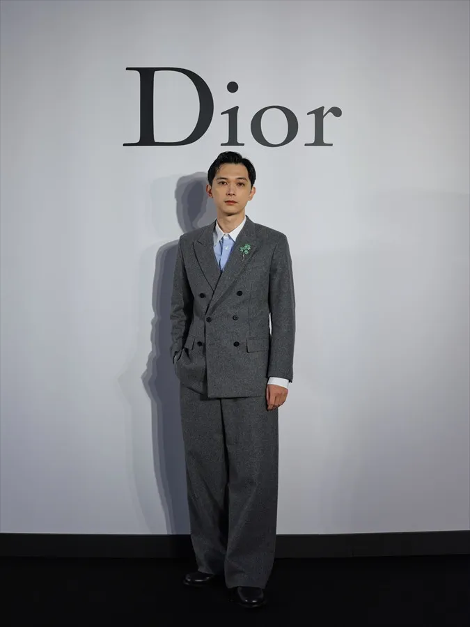 吉沢亮、「僕の好みです」“ディオール”着こなし登場　心満たされる時間は「結局お芝居しているとき」