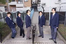 ACEes、きらめく青春感あふれる制服姿を披露　『ベツコミ』巻頭グラビア＆インタビューに登場