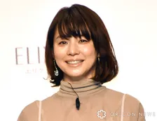 石田ゆり子、長ネギのぞく買い物途中のプライベートショットに反響「可愛すぎ」「ネギすらおしゃれに見える!!」「メガネかけているゆり子さんを拝見できて嬉しい」