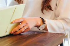 「それ、スマートウォッチなの？」「見た目アナログ、中身は最先端」通知も健康管理もできるクラシックルックの腕時計