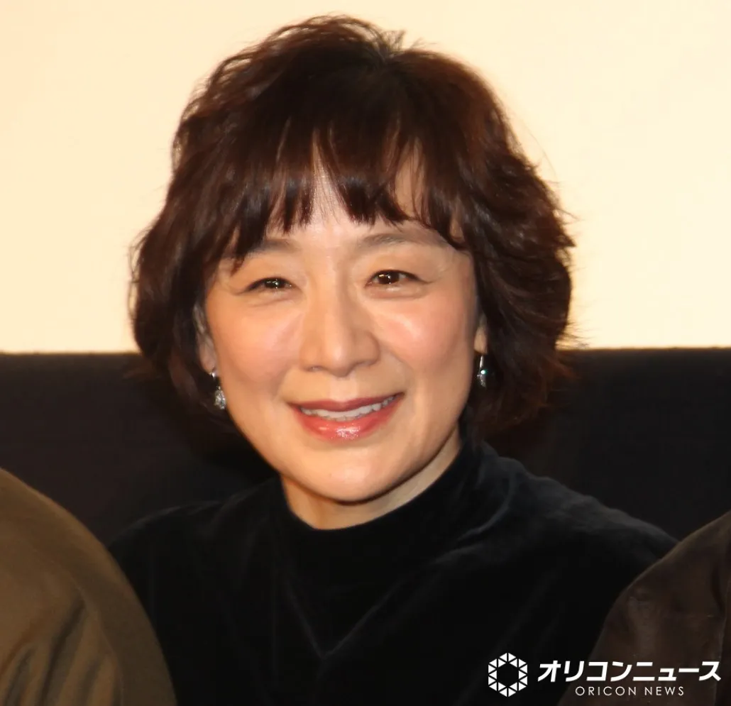 神野三鈴、“孫”を抱きしめ2ショット「すっかりおばあちゃんだあー」「温かく優しい笑顔が素敵」　『未来のムスコ』で孫演じる天野優と