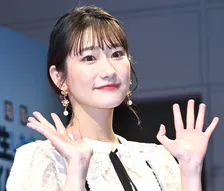 人気声優、姿が激変！床につきそうな黒髪ロングに衝撃「別人かと思いました」「予想外のお衣装」