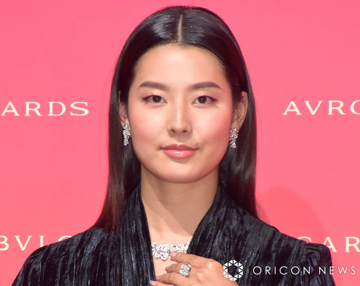 すみれ、雪原で“衝撃”ビキニ姿「かっこいい でも寒そう」「水着にボードは海外スタイルなんよ笑」