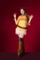 XG、コカ・コーラ限定サッカーユニフォームでスタイリッシュなコーデ披露「テンションが上がります」