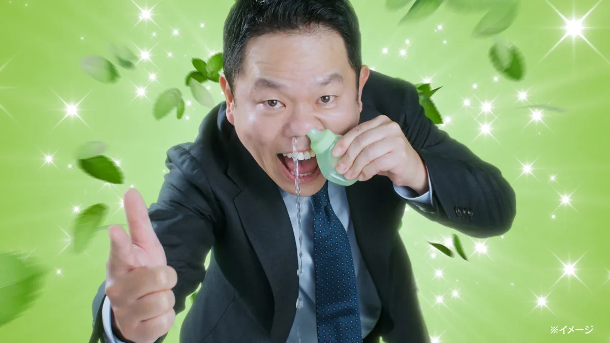 ダイアン津田、鼻うがいで”渾身の「スー！」”を炸裂　『ハナノア』20周年新ウェブCMに登場