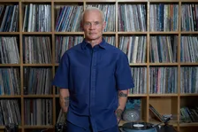 「子どもが夜道を歩いても安全」レッチリのフリー、SNSで日本を大絶賛するも「タトゥーがあると…」