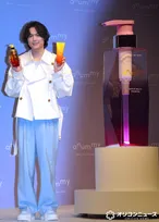 松村北斗、CMで研究員演じるも自分で書いた数式に疑問「なんのこっちゃわからない」