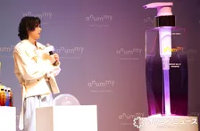 松村北斗、商品発表会で謝罪「すいません、ふざけちゃって」シュールな空気感に笑い起こる