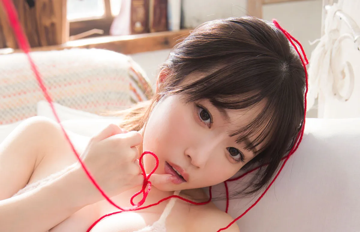 身長145cmの美ボディアイドル・岸みゆ、解散目前の#ババババンビでの担当色「赤」にこだわるグラビアを展開「毛糸まみれになったり」