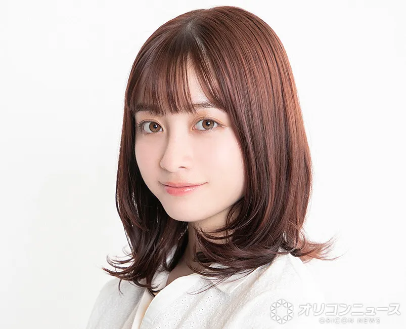橋本環奈、リーゼント姿の“父親”の横で決めポーズ「かわいい～！」「仲良し」　ドラマ『ヤンドク！』で共演