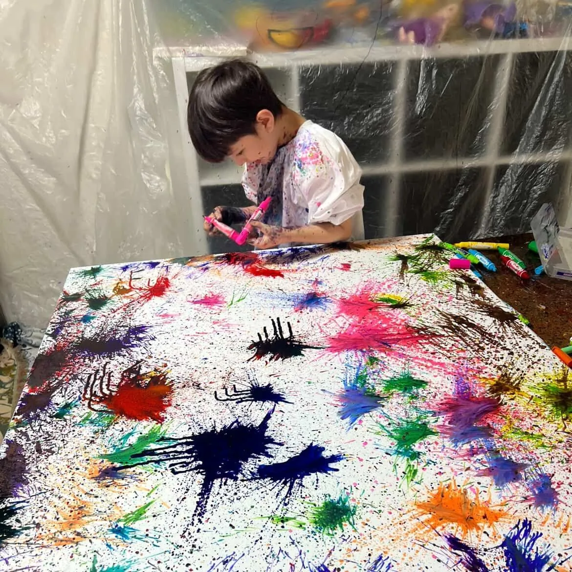 重度の知的障害を伴う8歳画伯　言葉を話せない彼の最大の表現作品に「なぜか引き込まれる」「天性の美的センス」