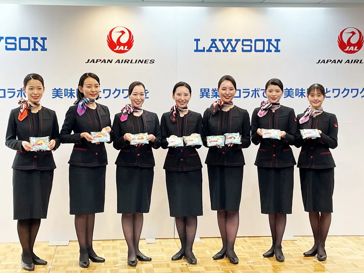 ローソン、JAL客室乗務員が考案した”ご当地ロールケーキ”発売　からあげクン“機内スープ味”も