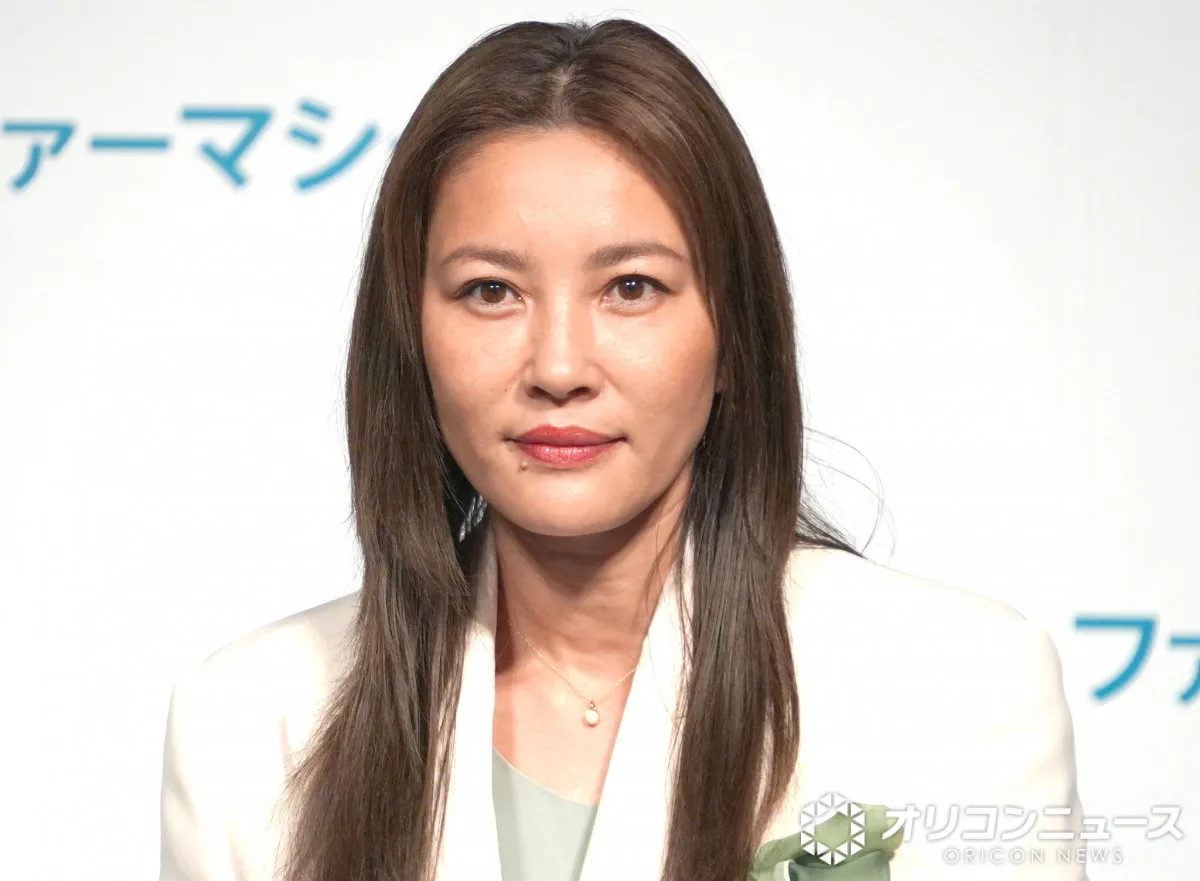 「49歳には見えない」瀬戸朝香、“15センチカット”の新ヘアに反響「すっごく素敵」「お似合いです」