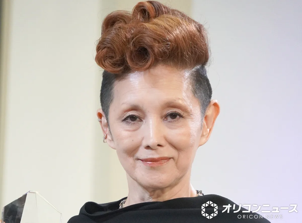 夏木マリ、音楽家の夫とシミラールックで2ショット「カッコ良すぎ」「まるで絵本の世界のよう」「自然体のマリさんが素敵」