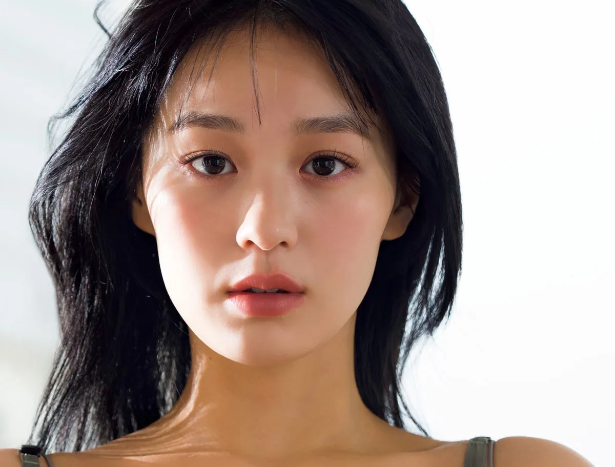 グラビアデビュー1年足らずの大型ルーキー・高野真央、『FRIDAY』初ソロ表紙＆巻頭10ページ特集に登場