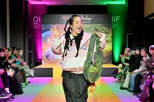 ゆりやんレトリィバァ、魔女意識のコーデで大阪サプライズがい旋→学生沸く　『ウィキッド 永遠の約束』ファッションショー