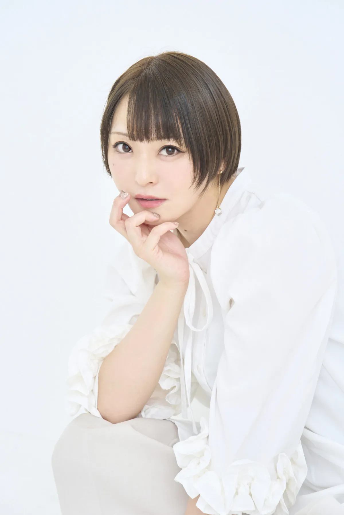 グラビア話題の声優・井澤詩織、白と青のランジェリー！　凛々しいカット『BRODY』収録