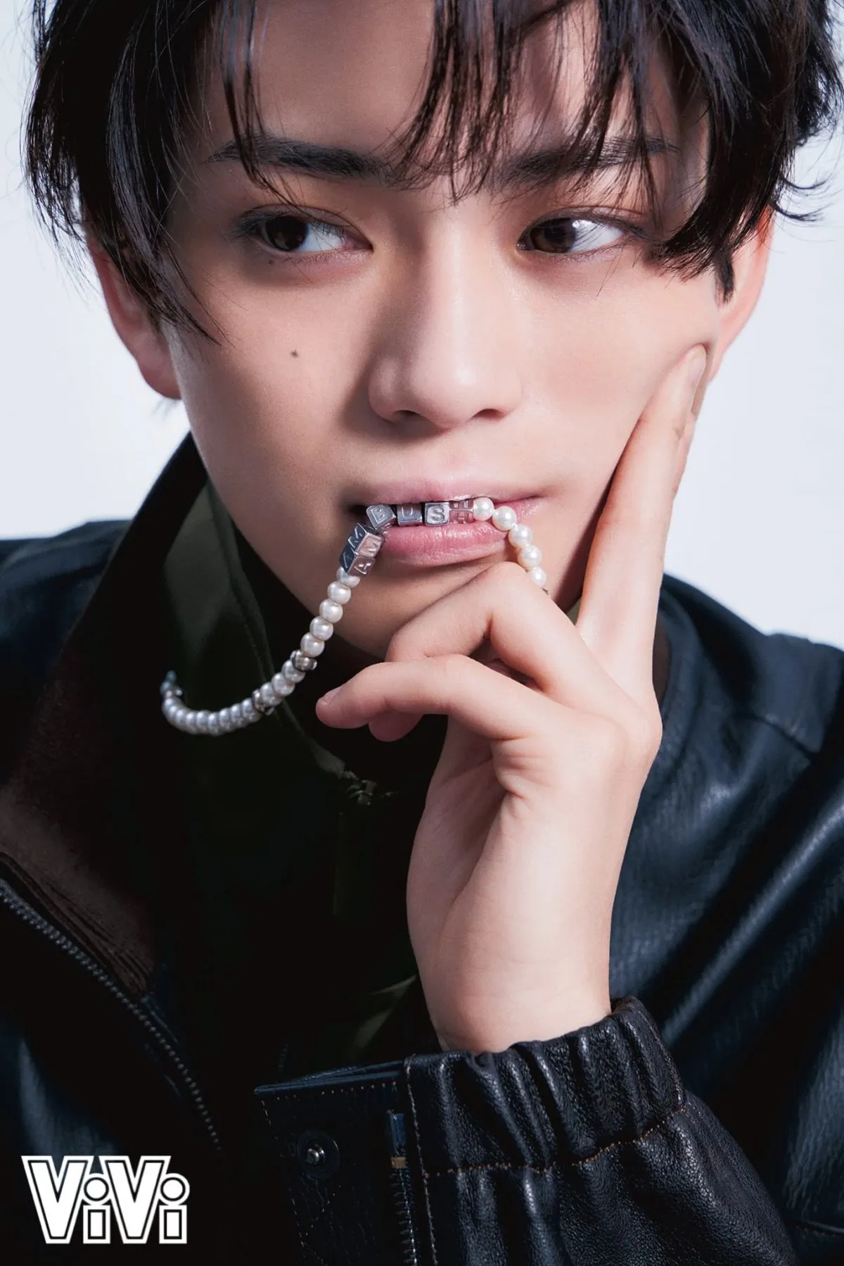 岩瀬洋志、ジュエリー身に着け“致死量”の輝き　目を輝かせながら撮影「次は何をつけるの？」